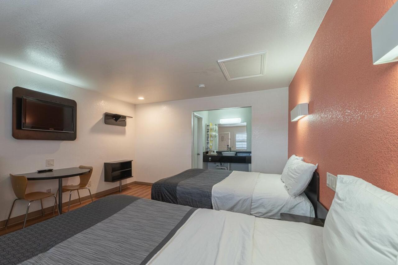 Coastal Valley Inn Castroville Bagian luar foto