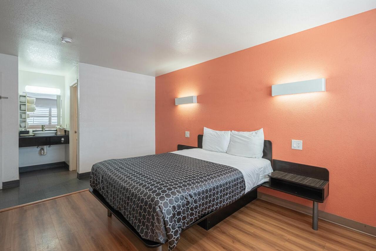 Coastal Valley Inn Castroville Bagian luar foto
