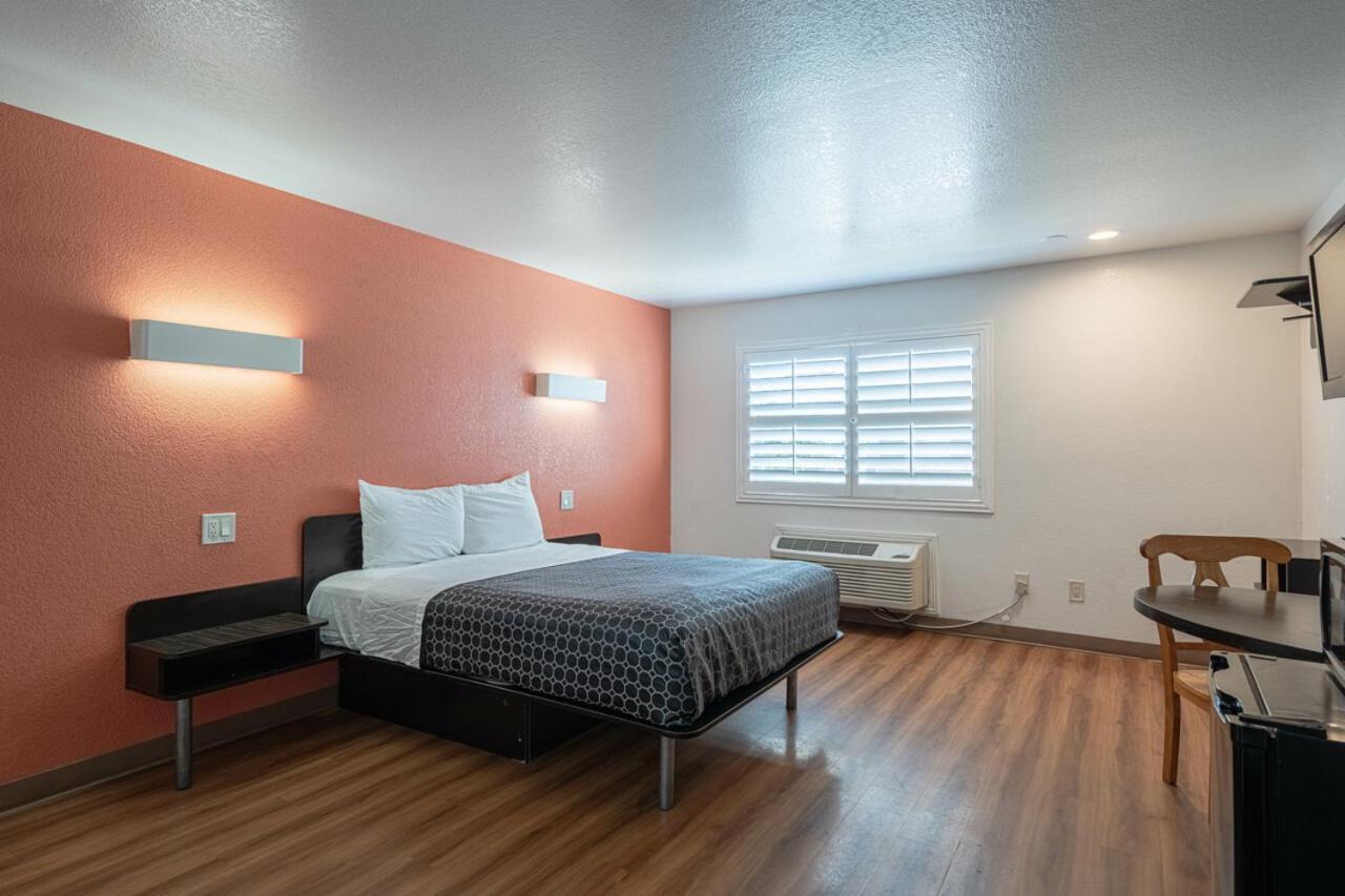 Coastal Valley Inn Castroville Bagian luar foto