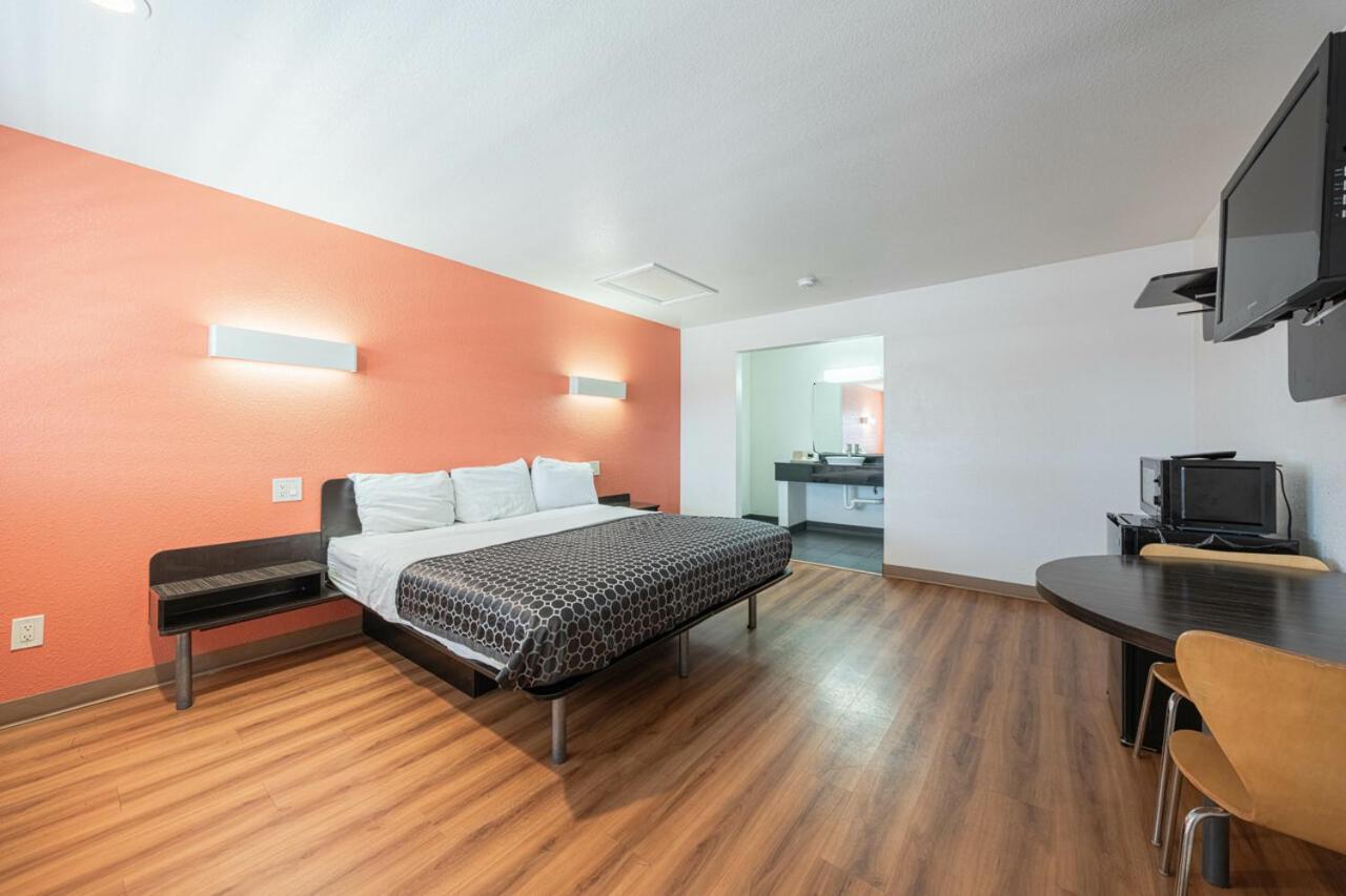 Coastal Valley Inn Castroville Bagian luar foto