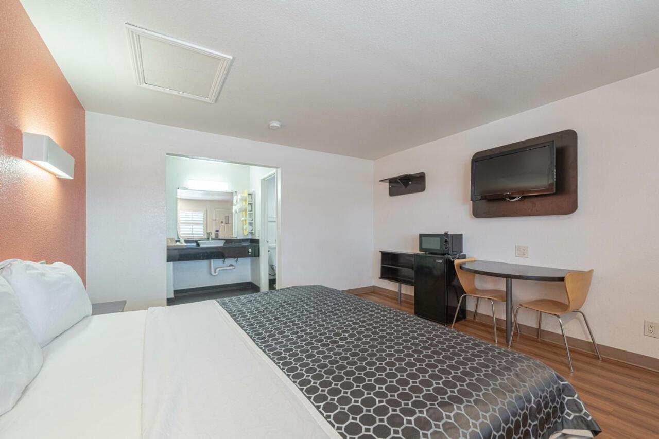 Coastal Valley Inn Castroville Bagian luar foto