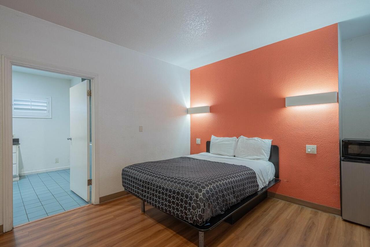 Coastal Valley Inn Castroville Bagian luar foto