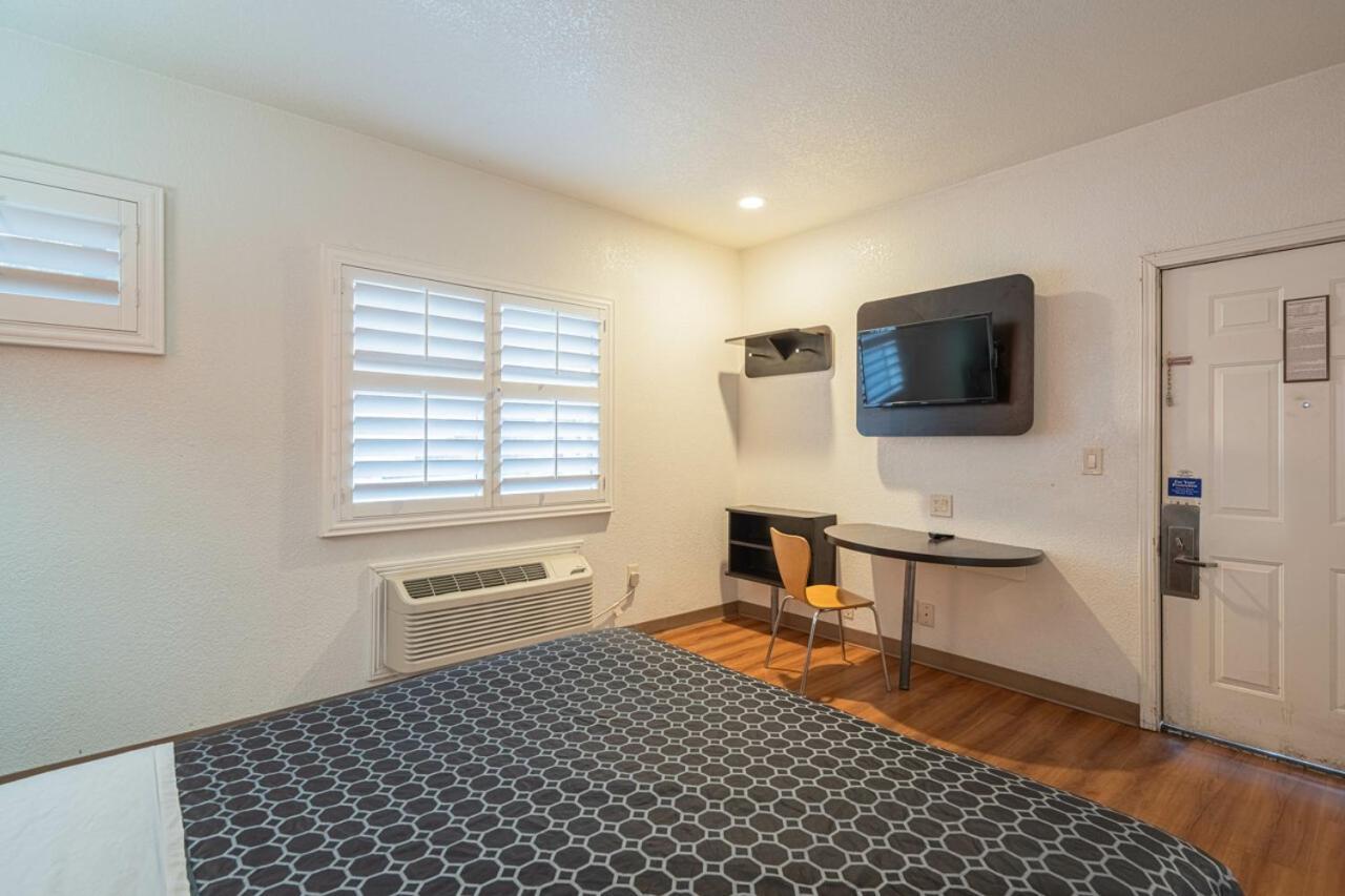 Coastal Valley Inn Castroville Bagian luar foto